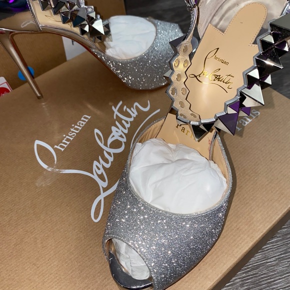 Christian Louboutin - Picture 4 of 9